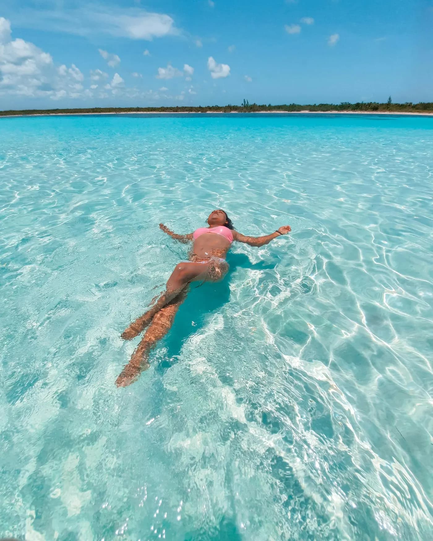 Mujer flotando en aguas cristalinas de Cozumel